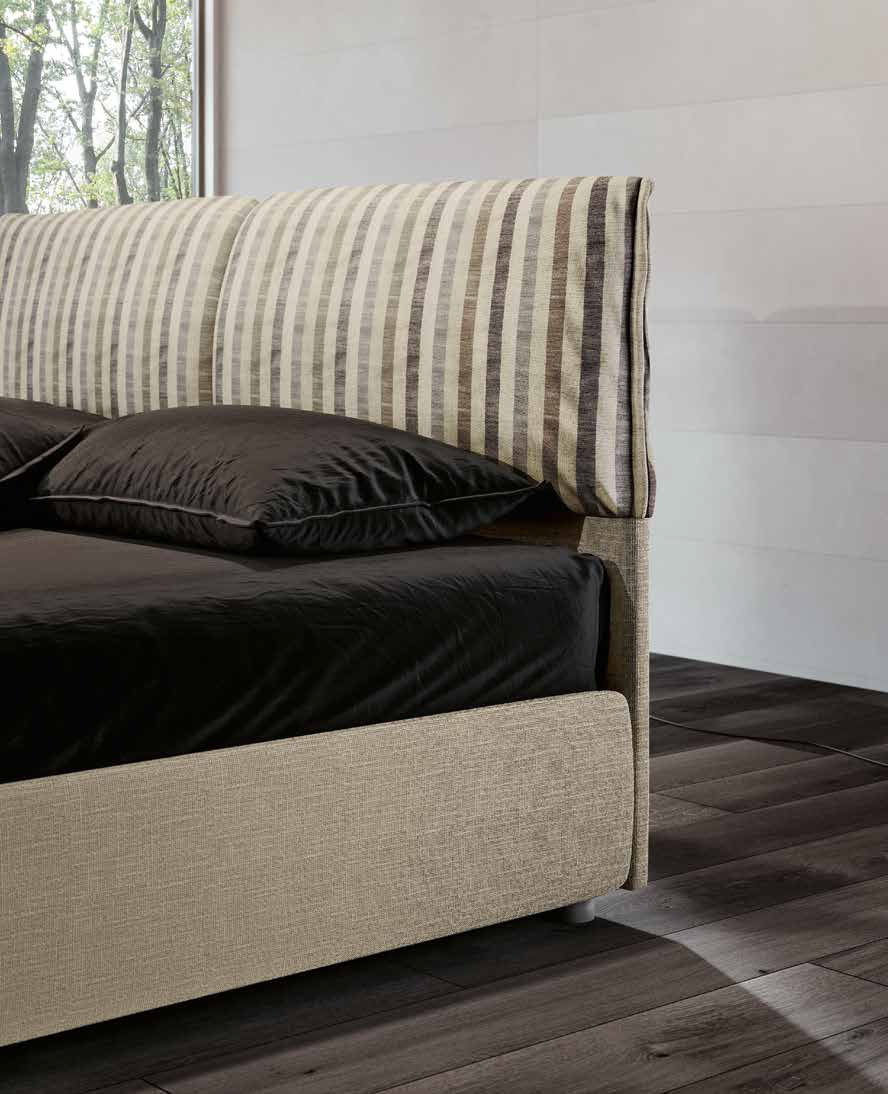 Letto matrimoniale beige con cuscini a righe
