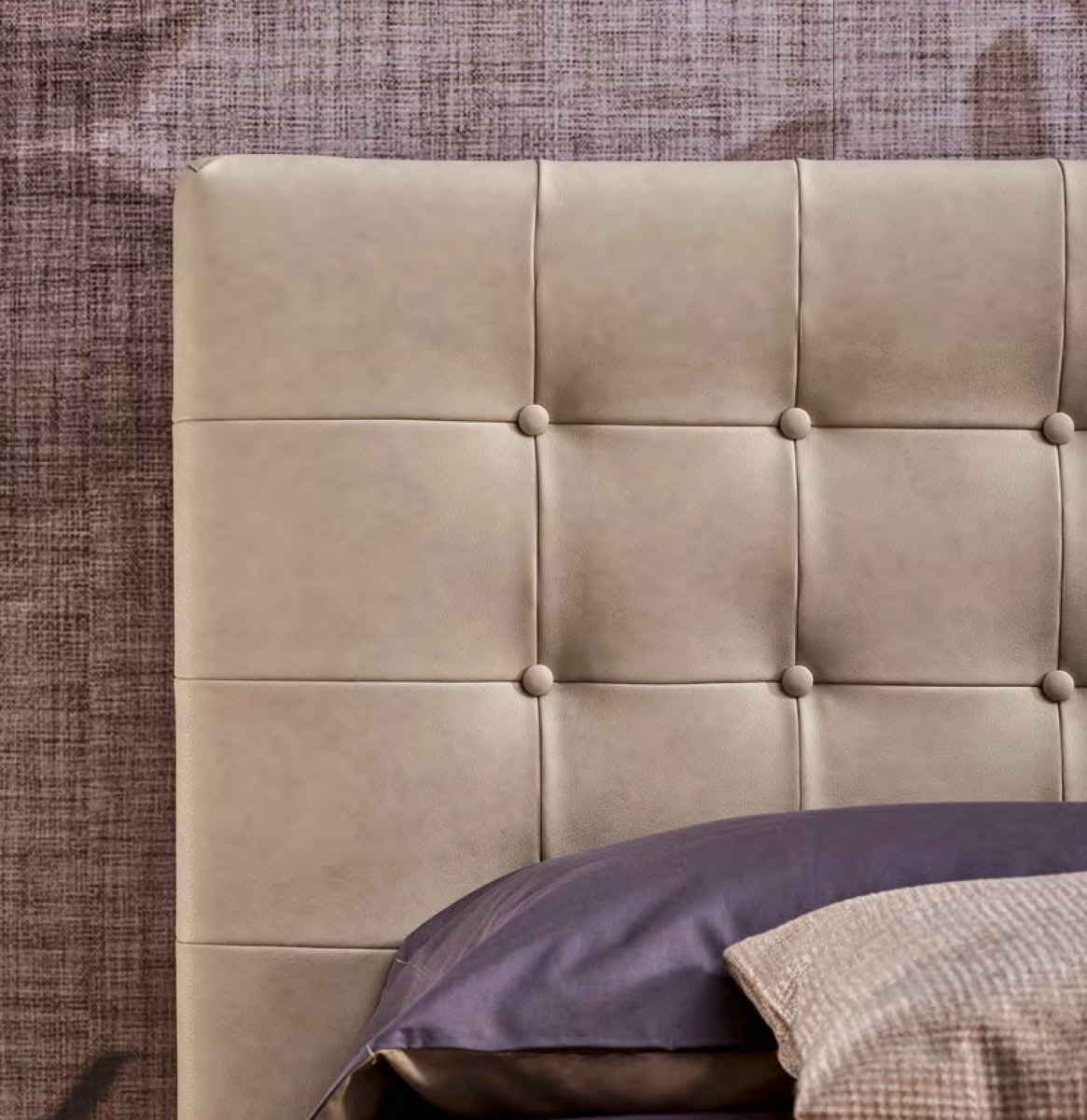 Letto matrimoniale Anima in ecopelle Crema con testata lavorata