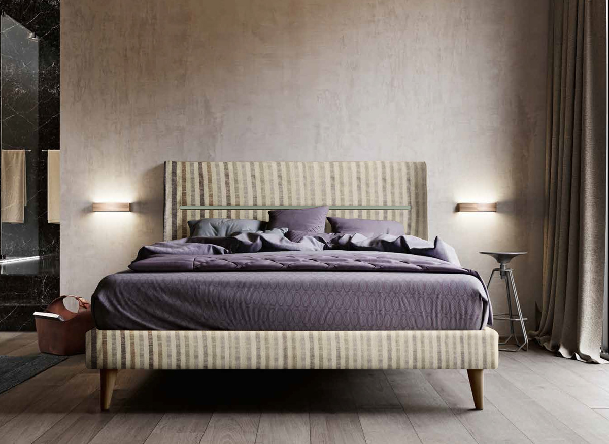 Letto matrimoniale a righe con piedini, testata retrofinita