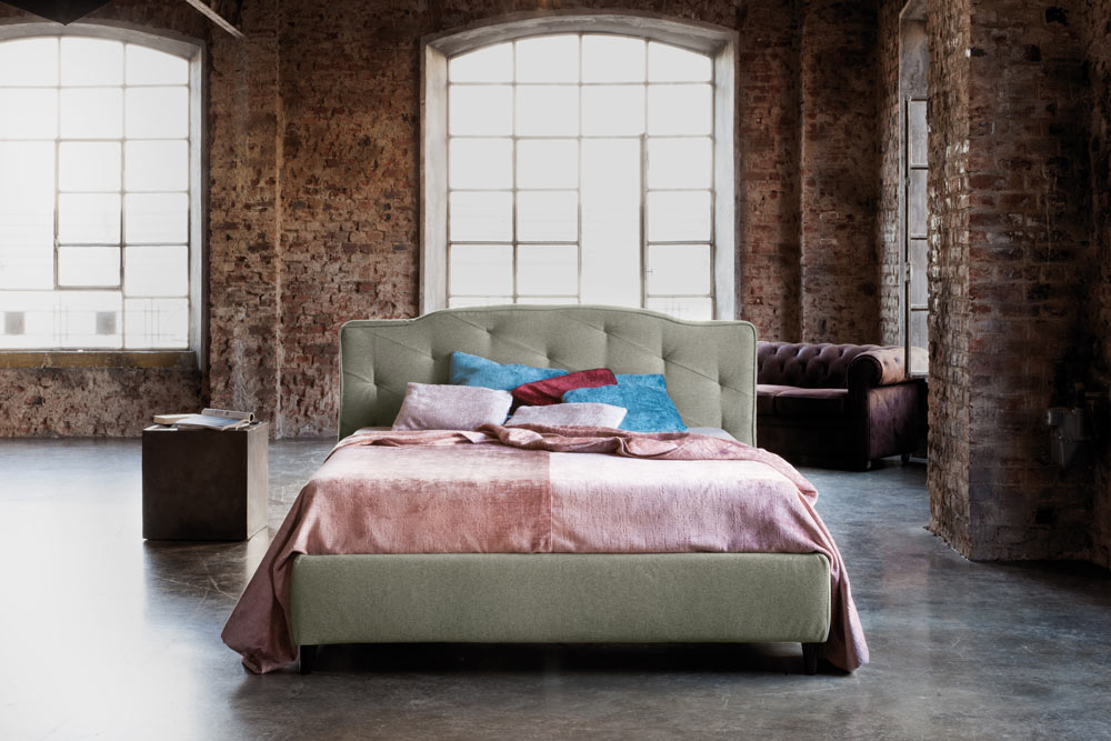 Letto matrimoniale Clarissa con contenitore, disponibile in 70 finiture