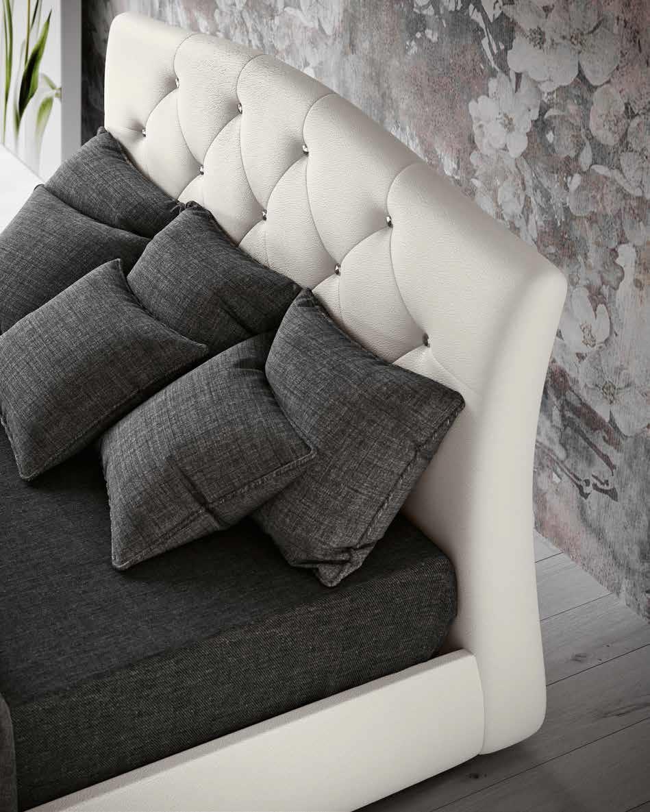 Letto matrimoniale in ecopelle bianca, testata retrofinita