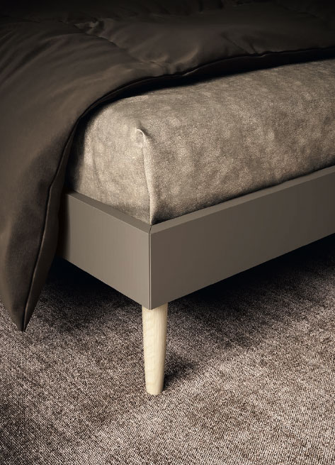 Letto matrimoniale testata Ecopelle in finitura Moka e Tenda