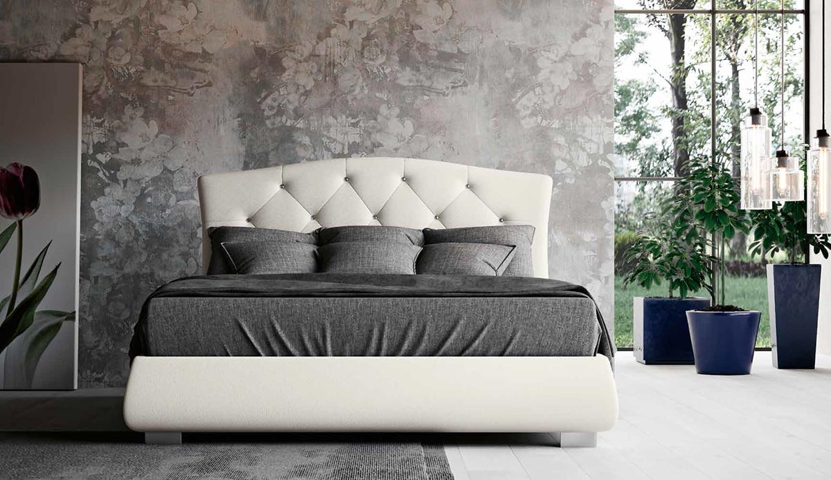 Letto matrimoniale in ecopelle bianca, testata retrofinita