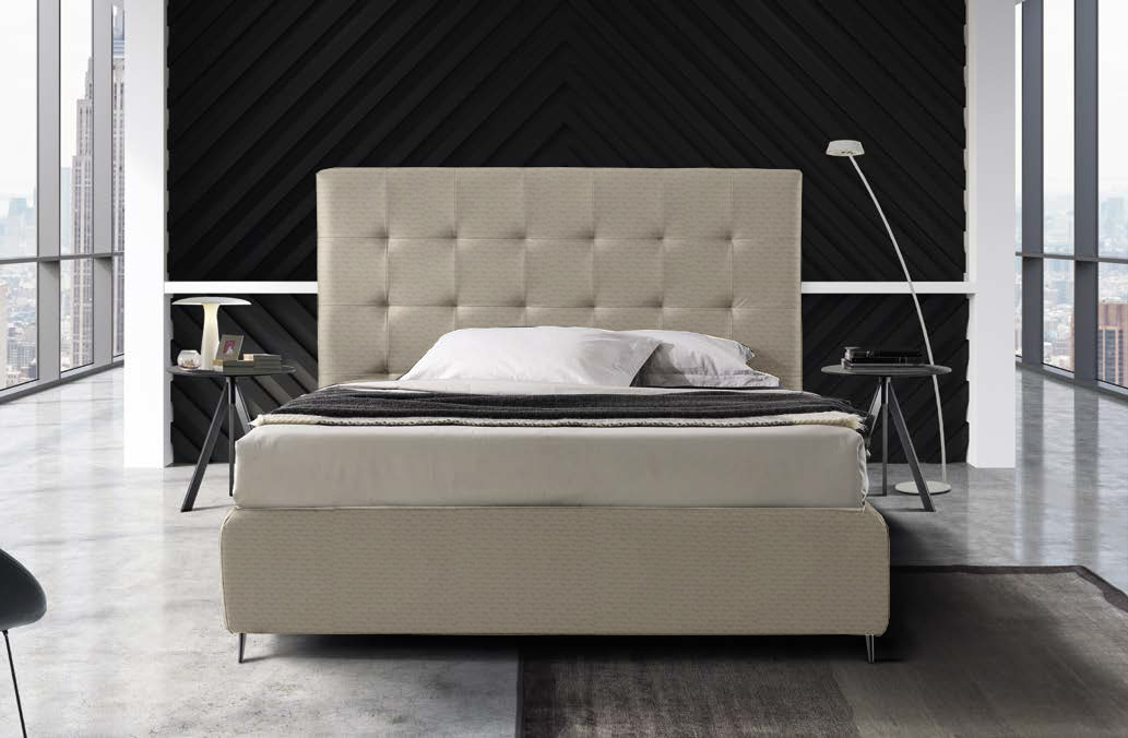 Letto matrimoniale con testata a quadri, finitura Panna