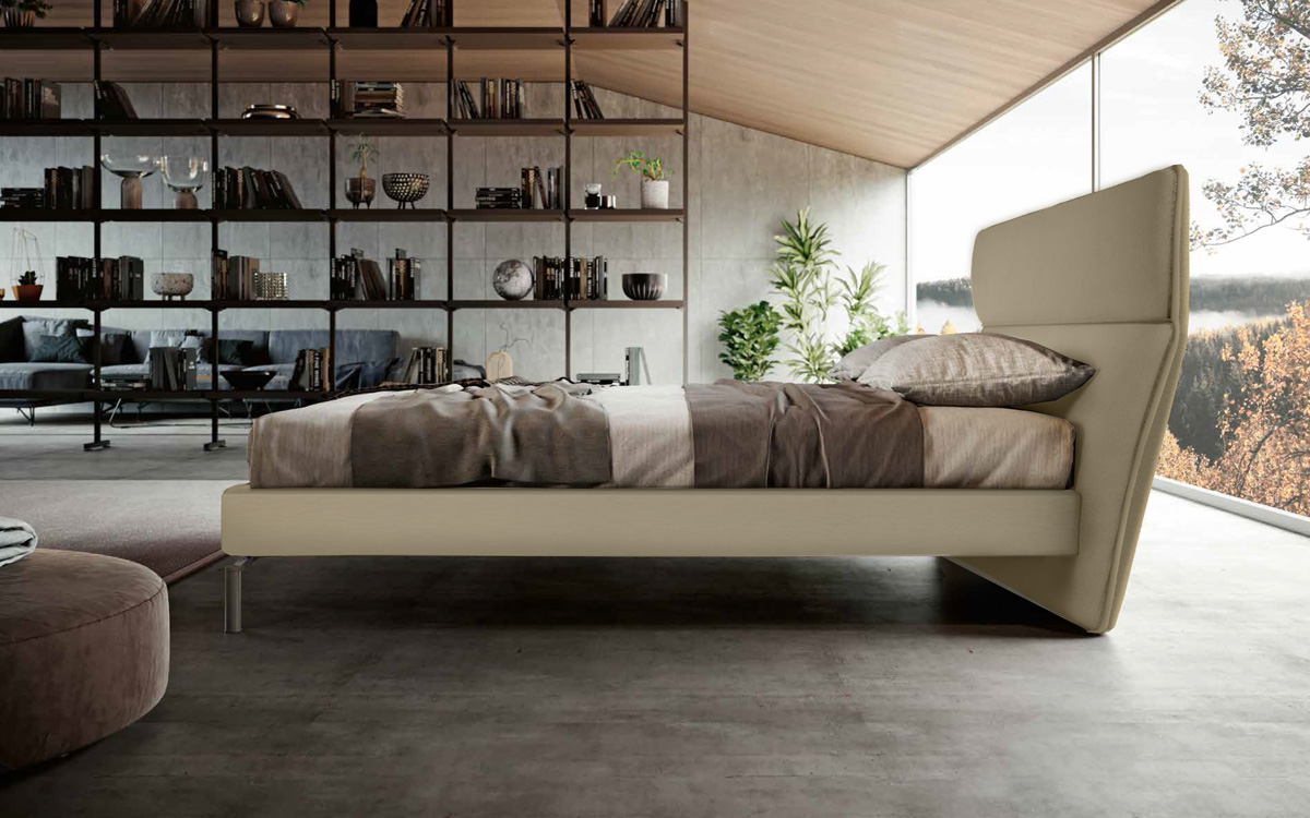 Letto matrimoniale ecopelle con testata retrofinita, finitura fango 