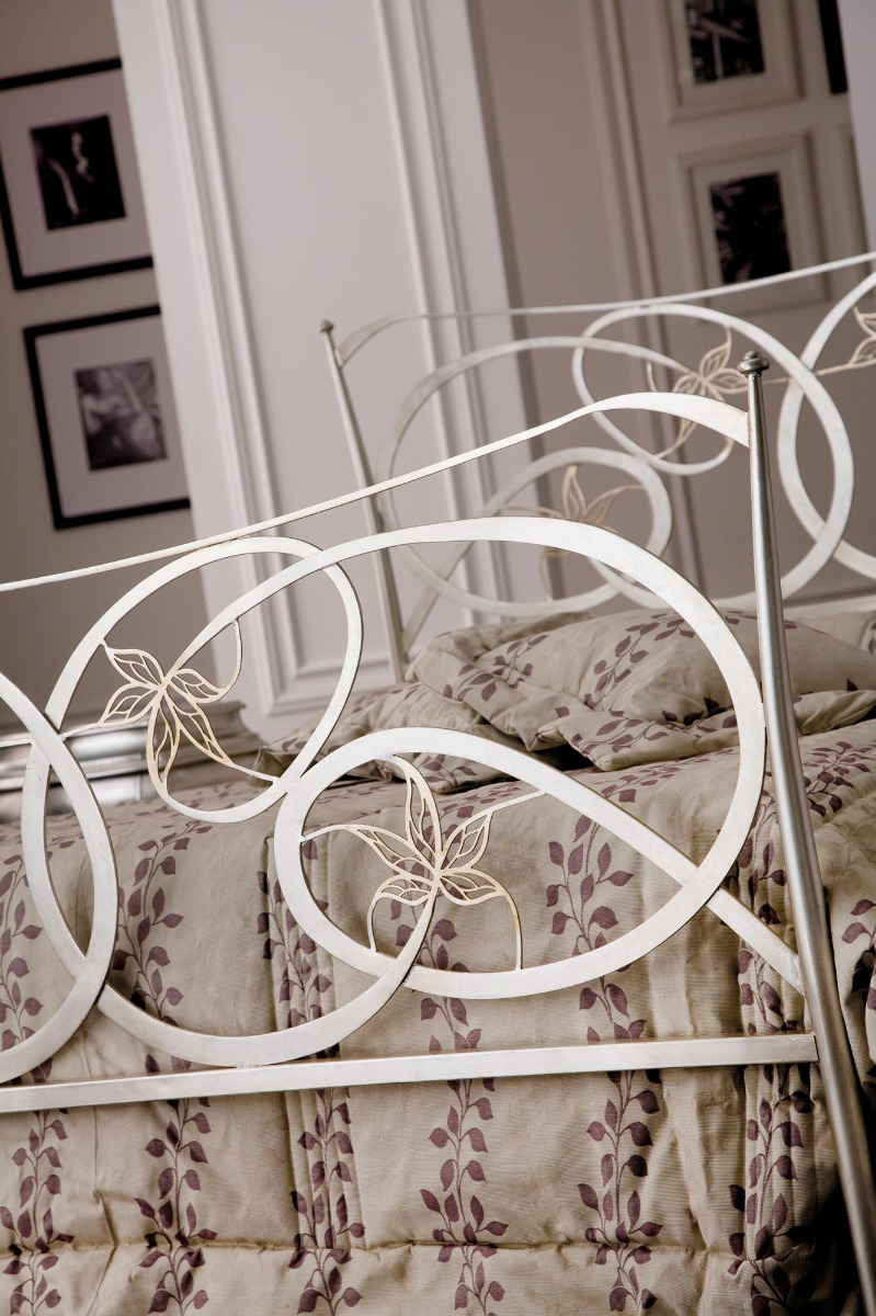 Letto  in ferro grigio polvere