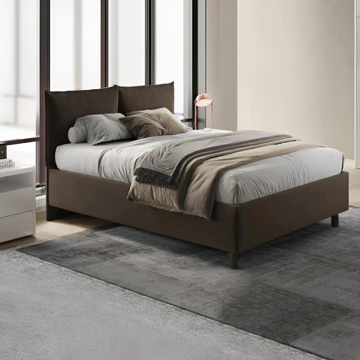 letto con cuscini marrone