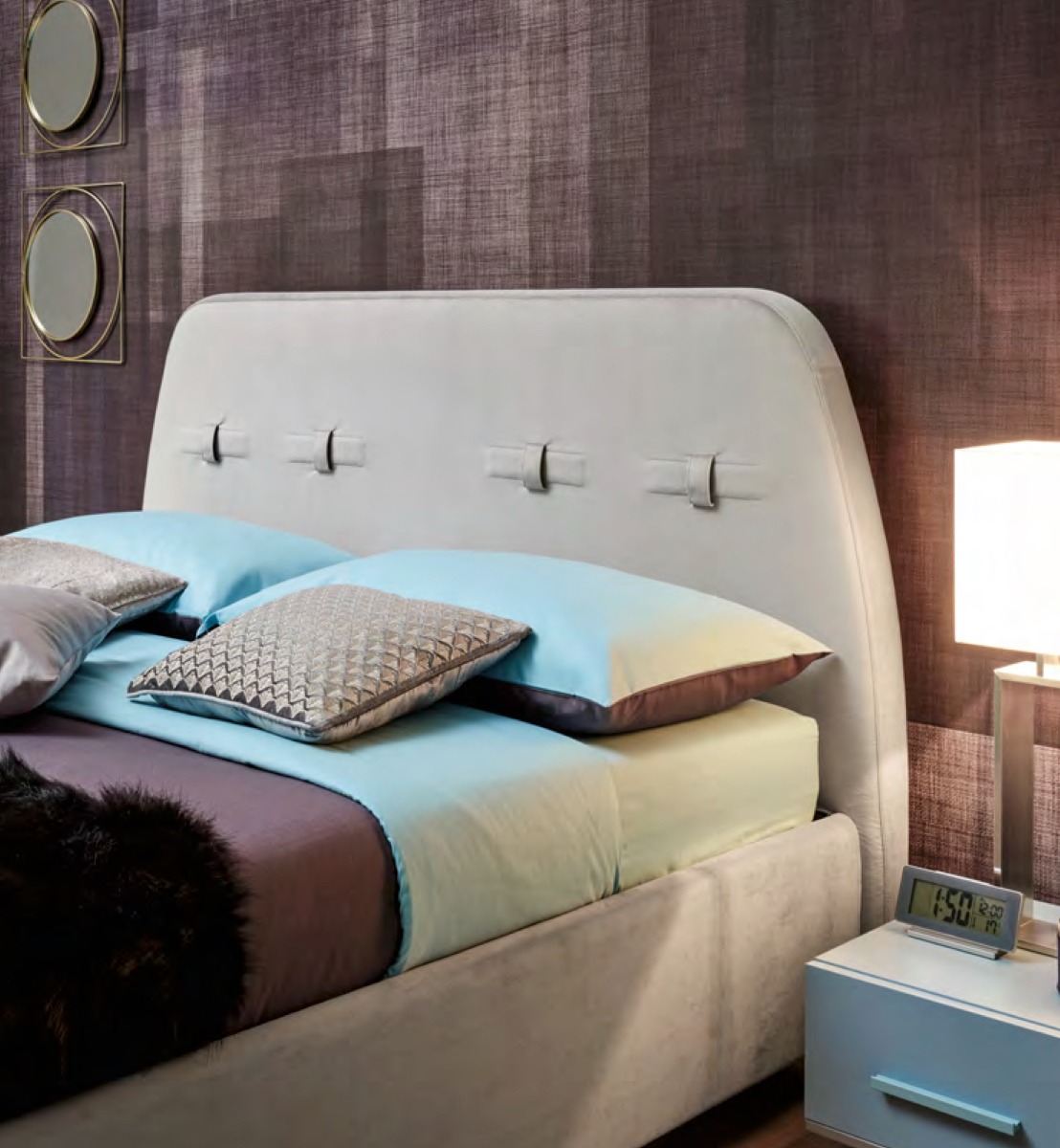 Letto matrimoniale Marie in tessuto Povere con decorazione in testata