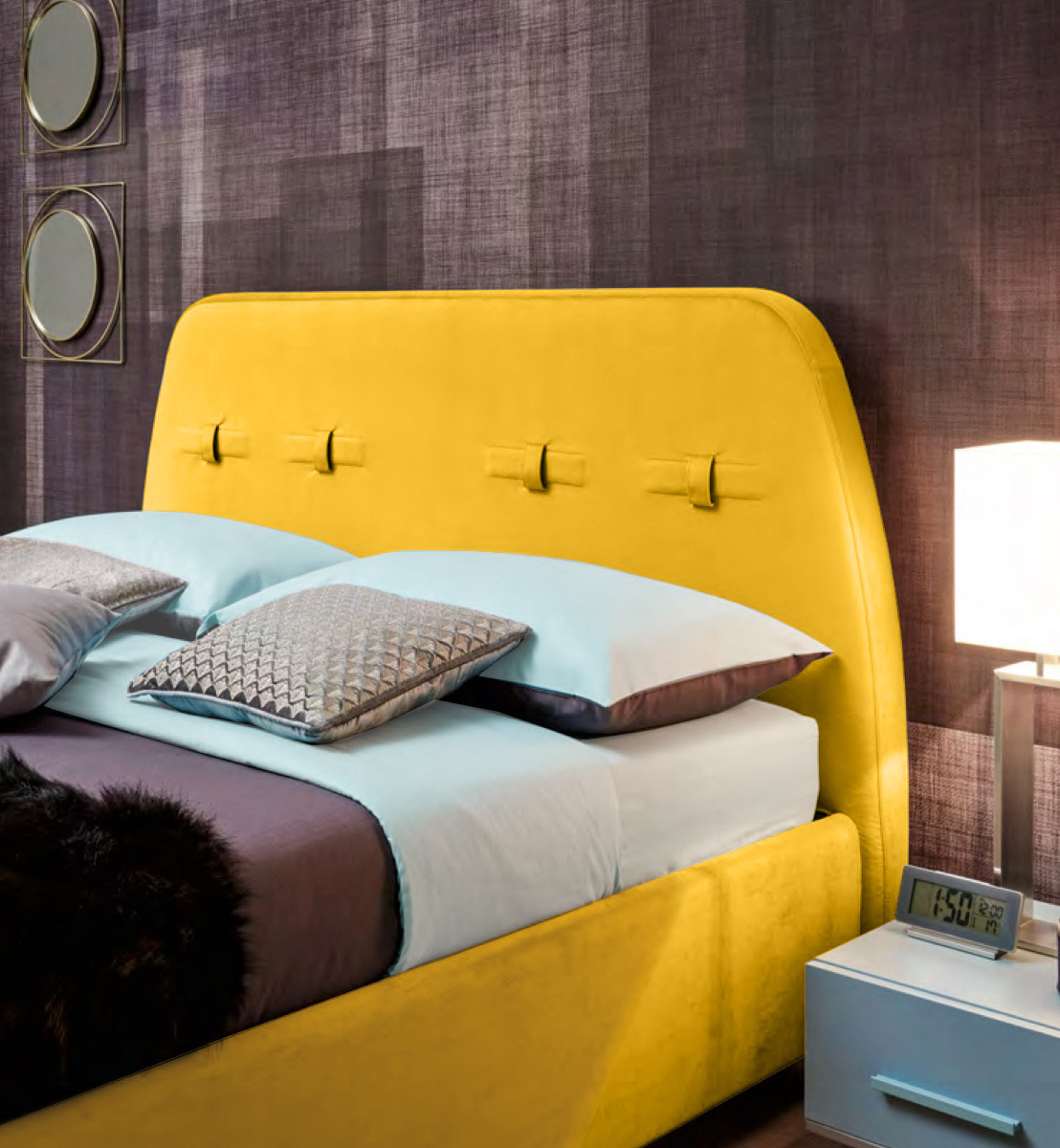 Letto matrimoniale Marie modello king size, con decorazione in testata