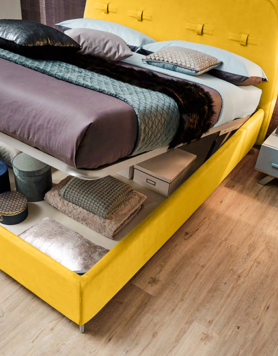 Letto matrimoniale Marie modello king size, con decorazione in testata