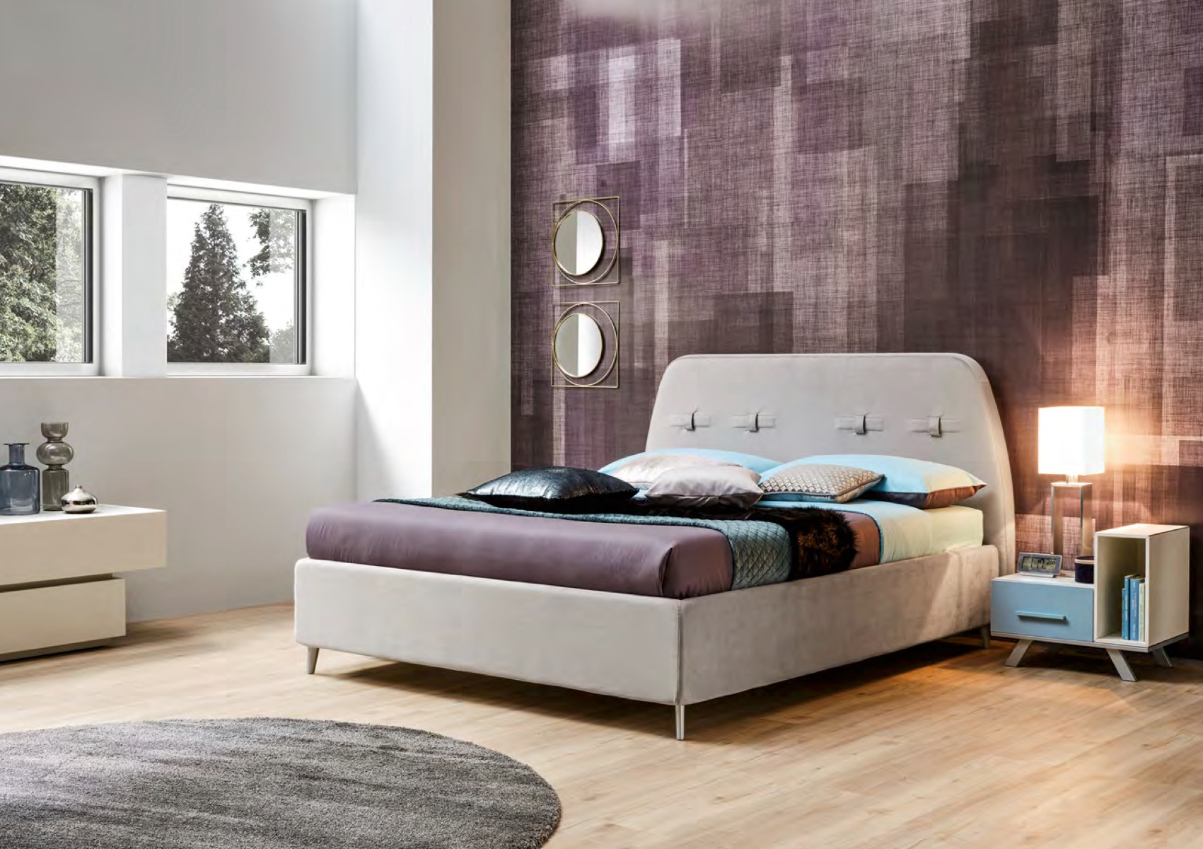 Letto matrimoniale Marie in tessuto Povere con decorazione in testata