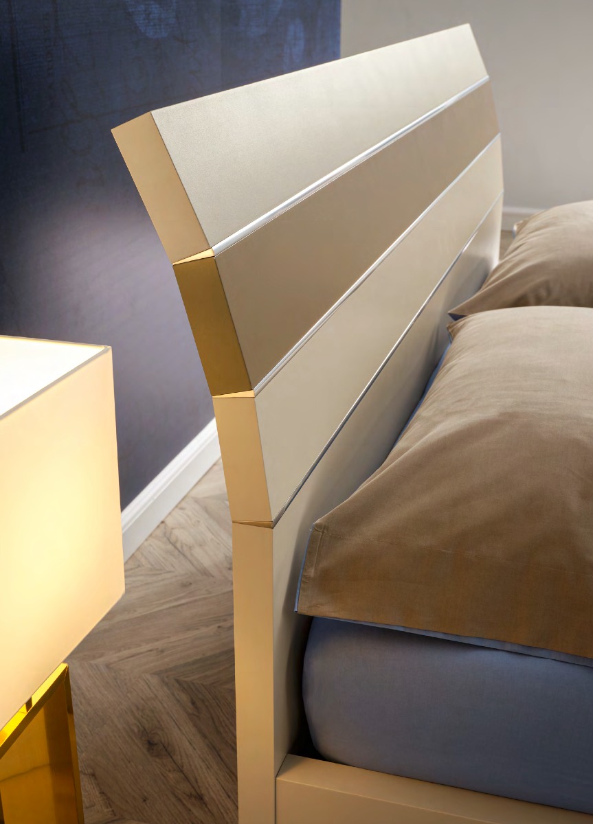 Letto matrimoniale Franklin con testata curva, in Champagne laccato e Tabacco laccato