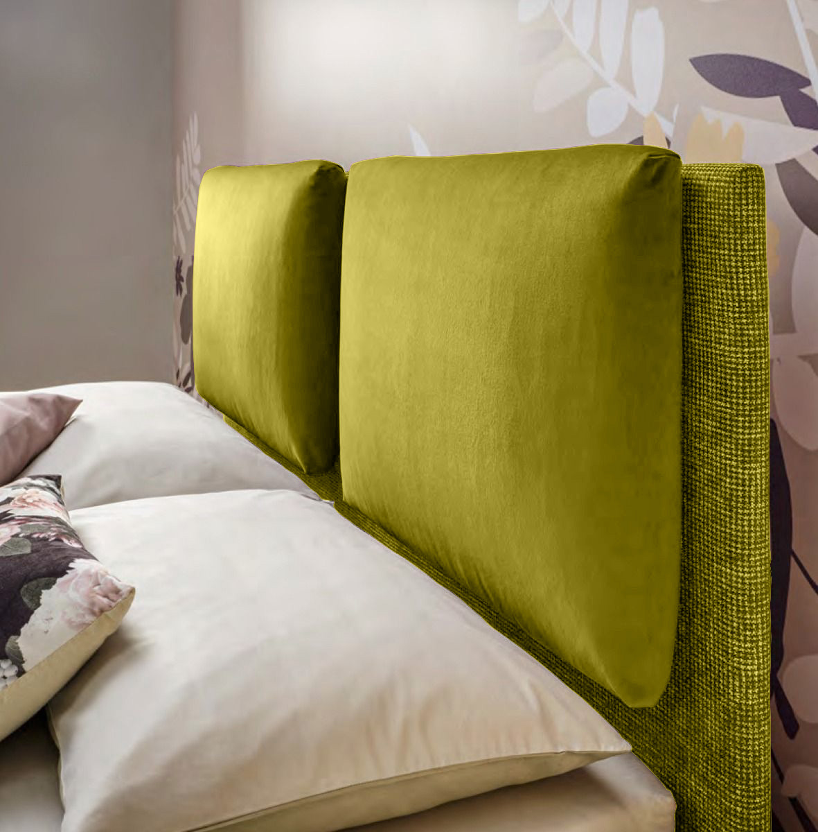 Letto matrimoniale King size Leila con cuscini in testata, finitura Muschio e Felce