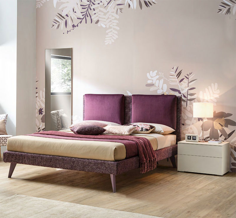 Letto matrimoniale Leila con cuscini in testata, finitura Prugna e Mirto