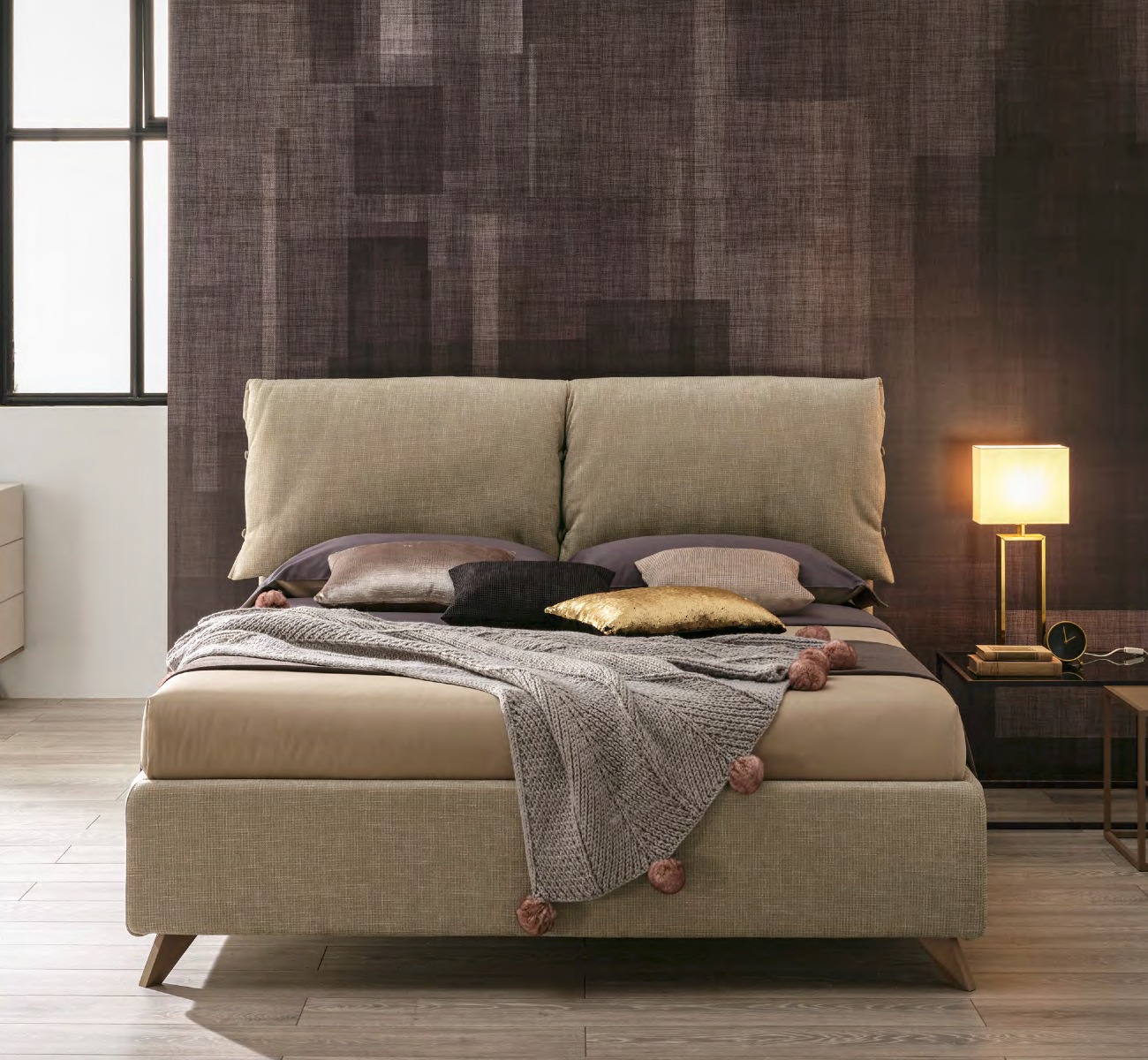 Letto matrimoniale Sugar con cuscini, tessuto Cappuccino con piedini tabacco