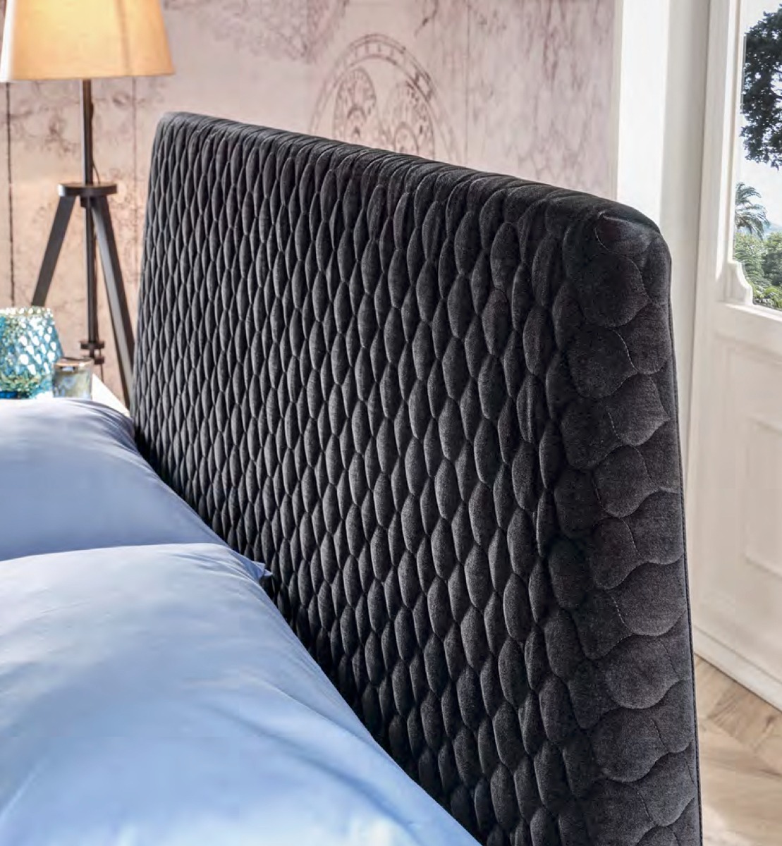 Letto matrimoniale Suri in tessuto Lavagna velvet con testata lavorata