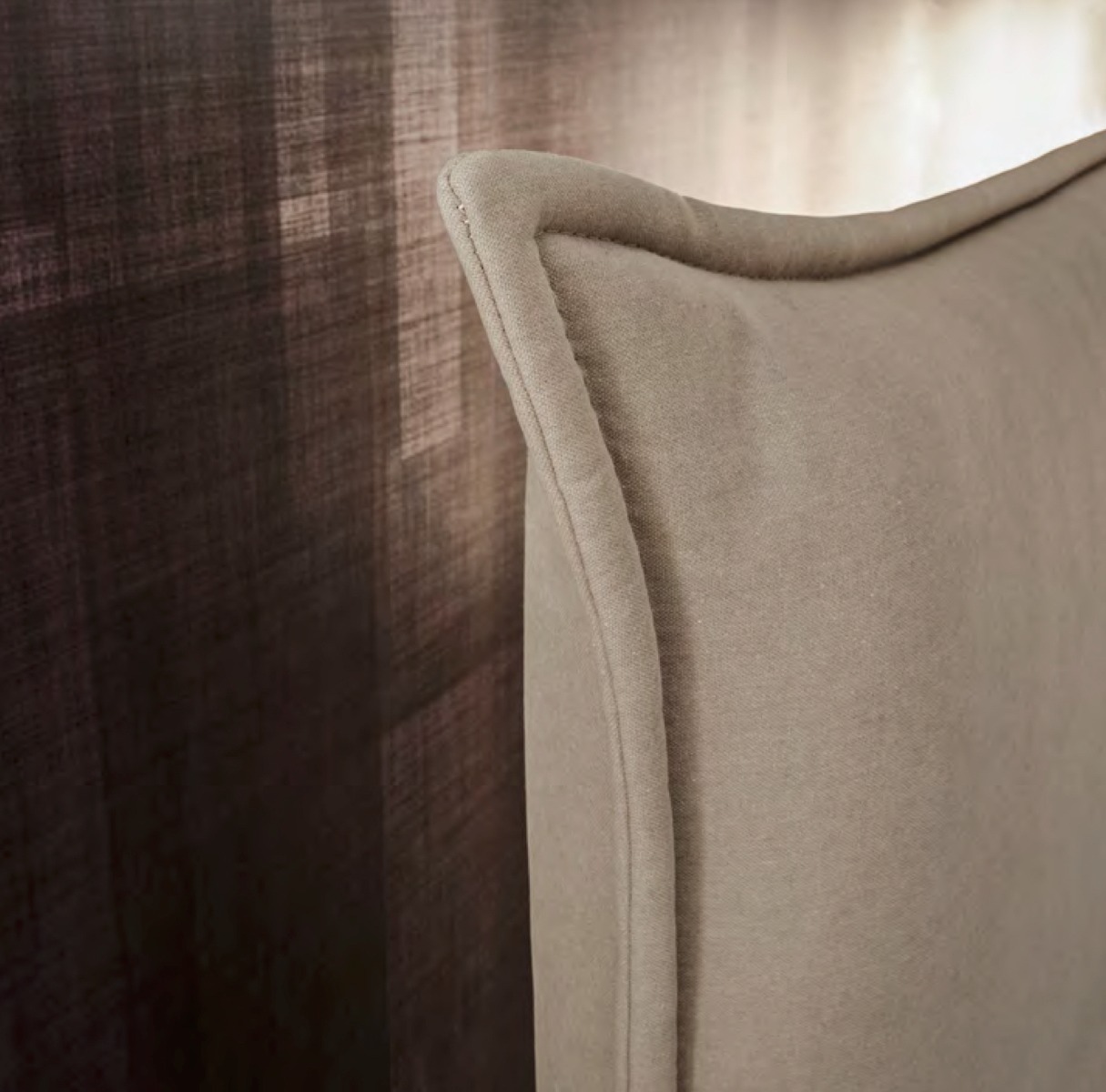 Letto matrimoniale Nathy, design moderno in finitura Savana