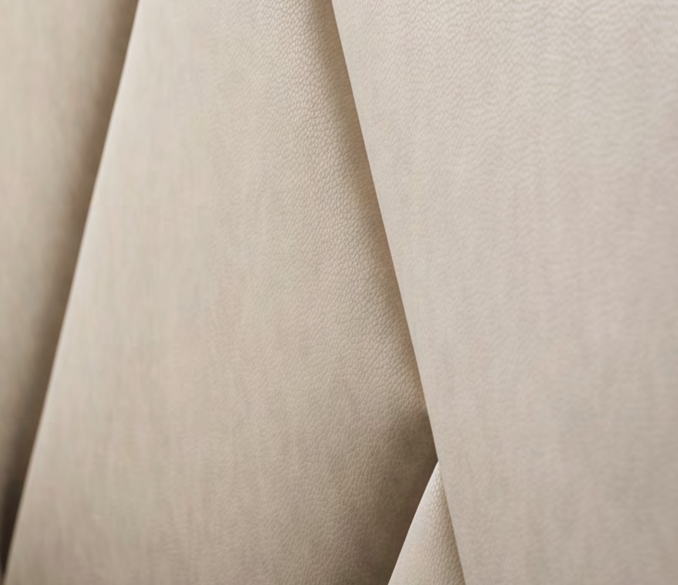 Letto matrimoniale Wolverine in ecopelle Perla e Ardesia