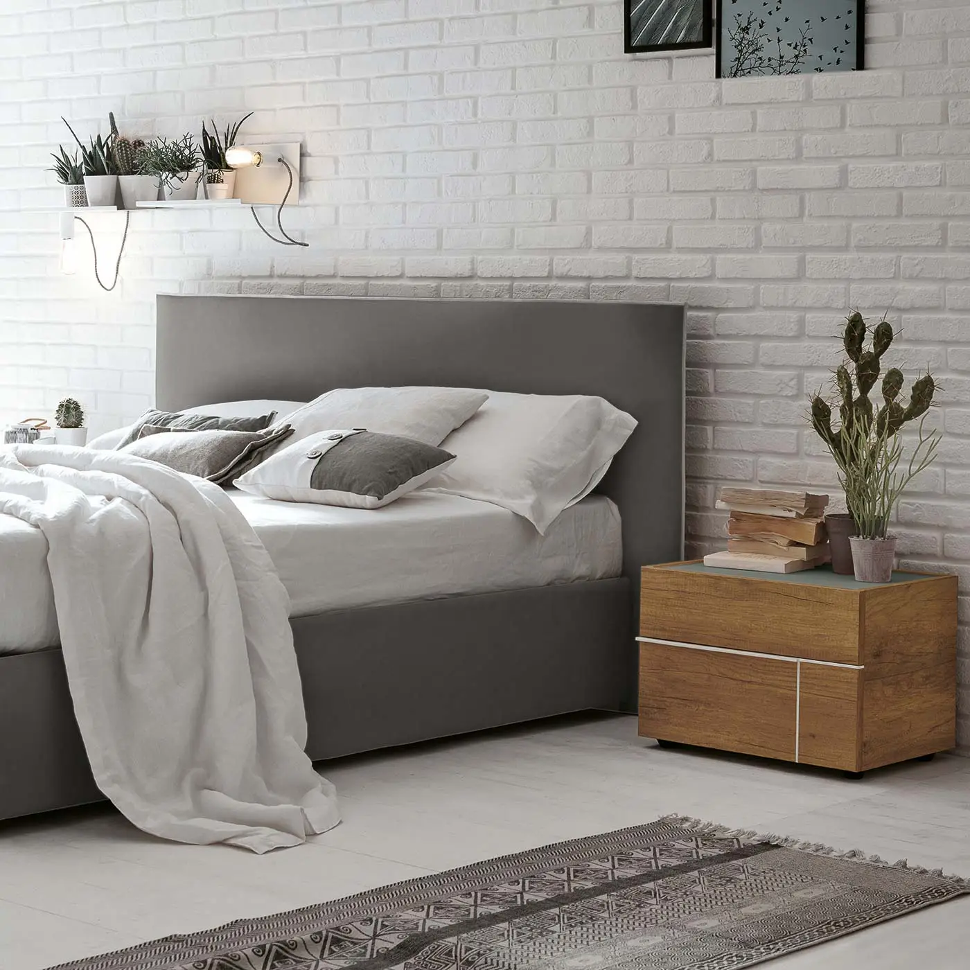 Letto imbottito Zeno, finitura ecopelle Eve con bordino Gesso Zenzero Shop