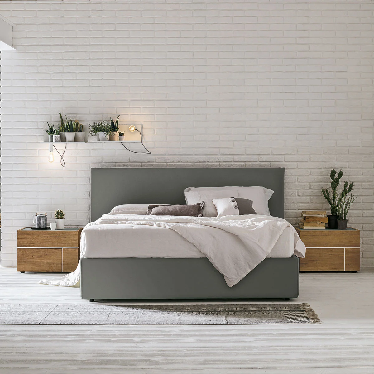 Letto imbottito Zeno, finitura ecopelle Eve con bordino Gesso Zenzero Shop