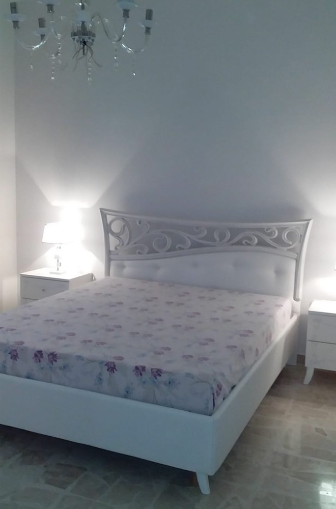 ACQUISTA ANCHE TU Letto matrimoniale con fregio in legno e imbottitura in ecopelle