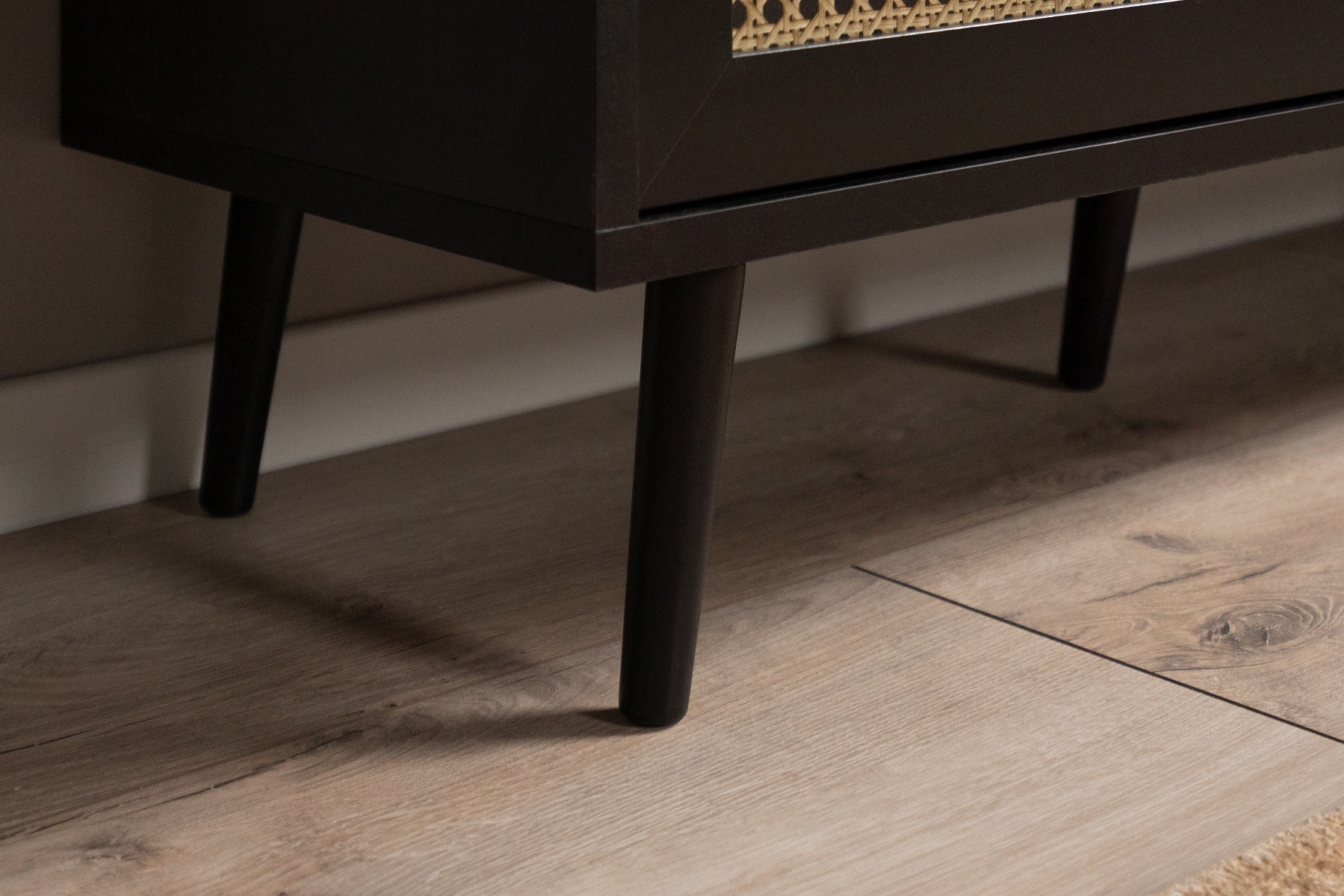 Libreria Arendal con un'anta e vani a giorno, finitura Nero con dettagli Oro