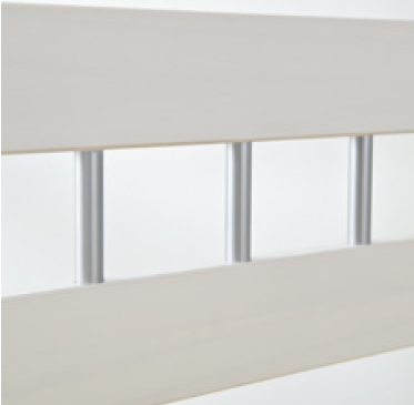 Letto in legno massello, laccato naturale, con aste colore argento