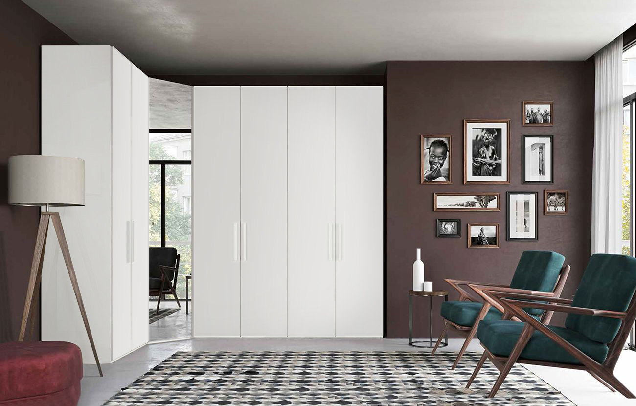 Armadio ad angolo con 7 ante battenti ed una a specchio, finitura Bianco nobilitato