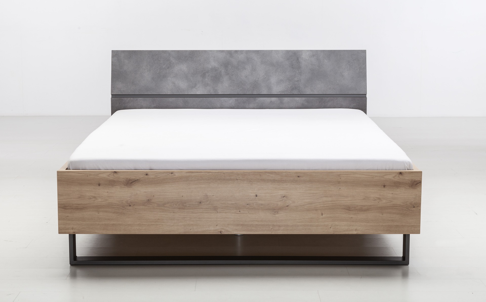 Letto Industry con testata ricurva in finitura Rovere e Grigio smoke