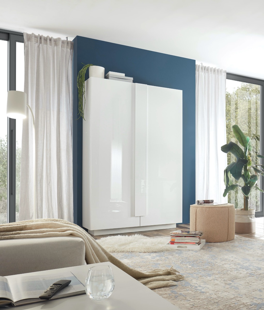 Soggiorno bianco moderno con tavolo, credenza e colonna