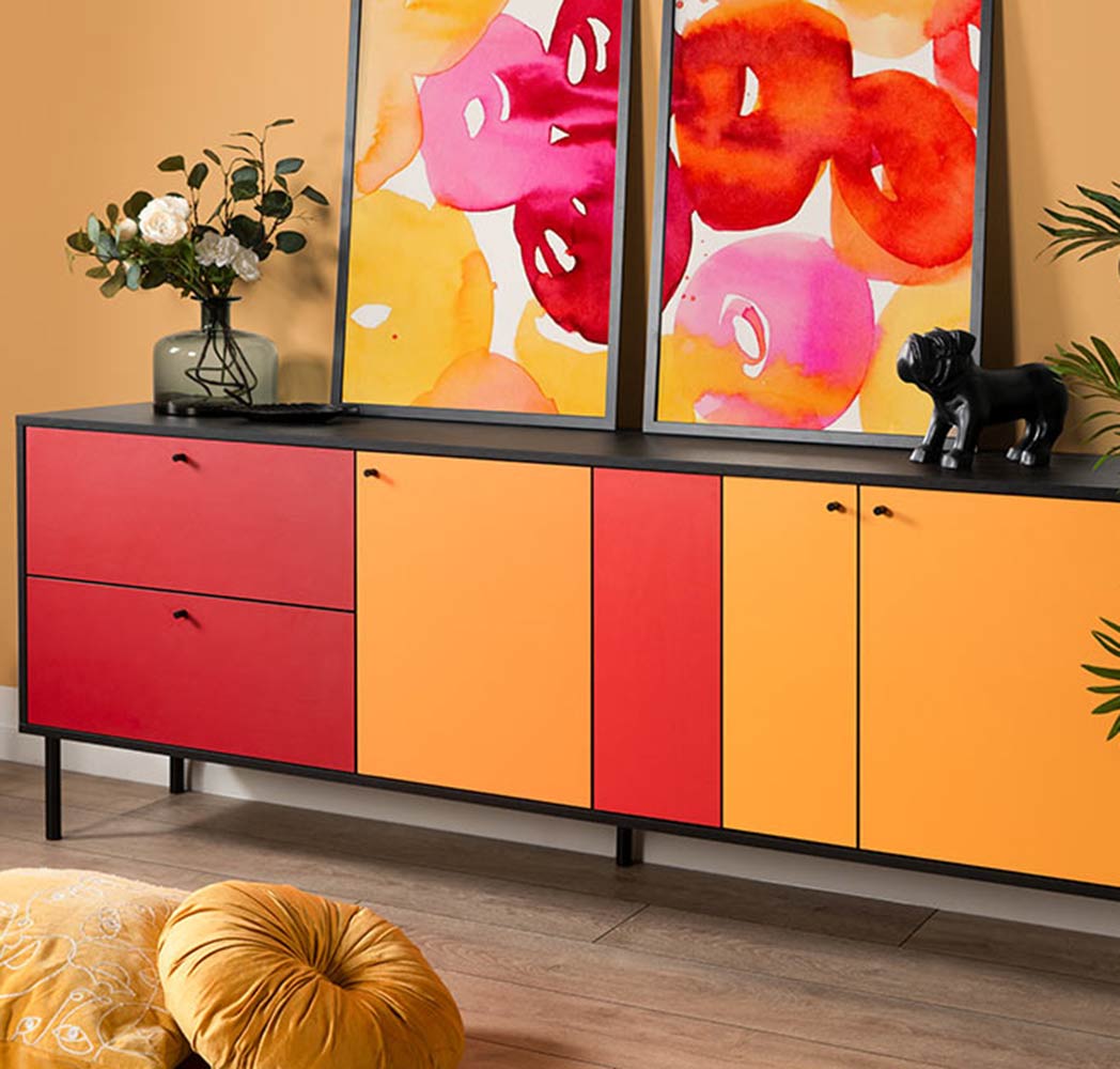 Madia credenza colorata, in finitura rossa e gialla con tre ante e due cassetti