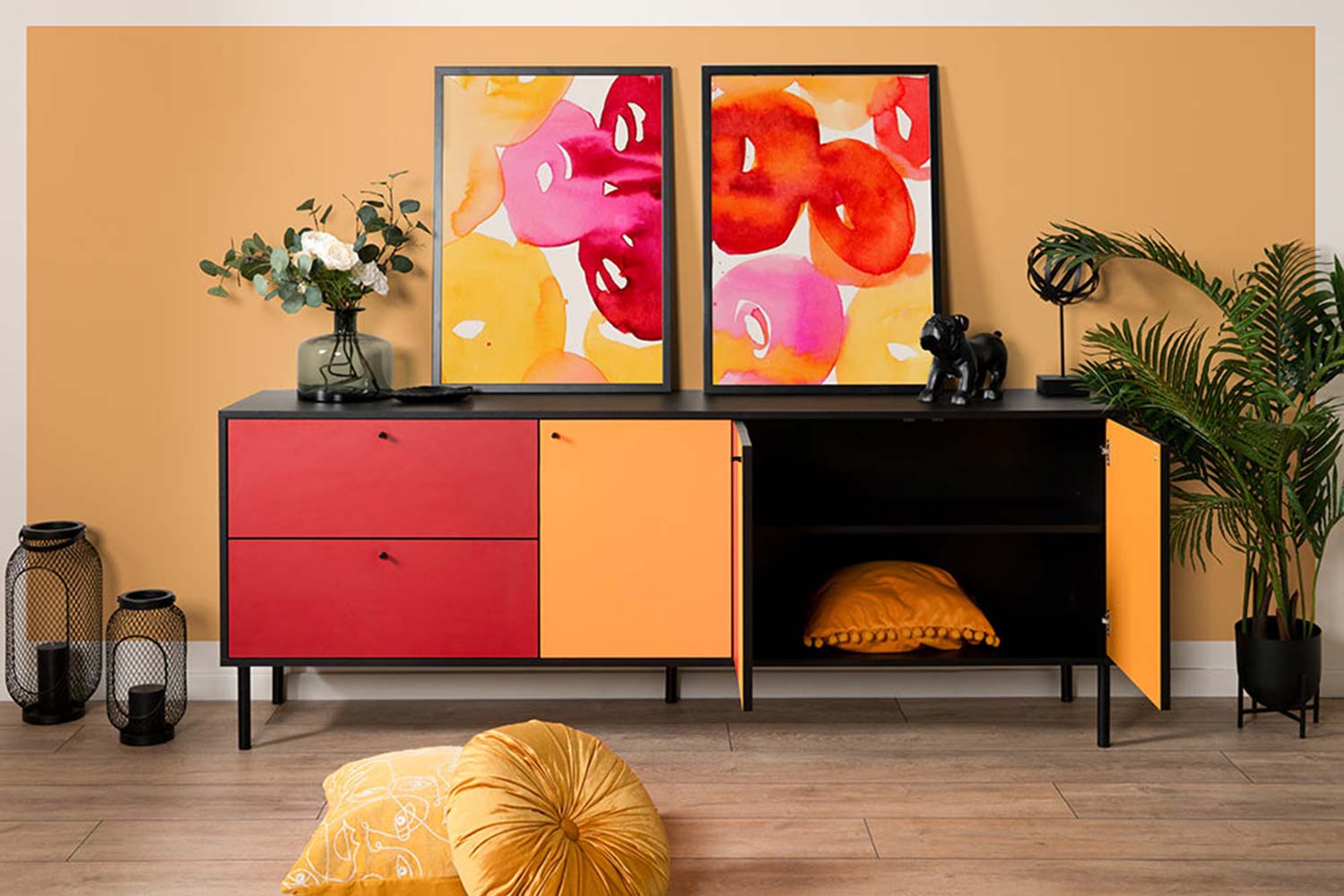 Madia credenza colorata, in finitura rossa e gialla con tre ante e due cassetti