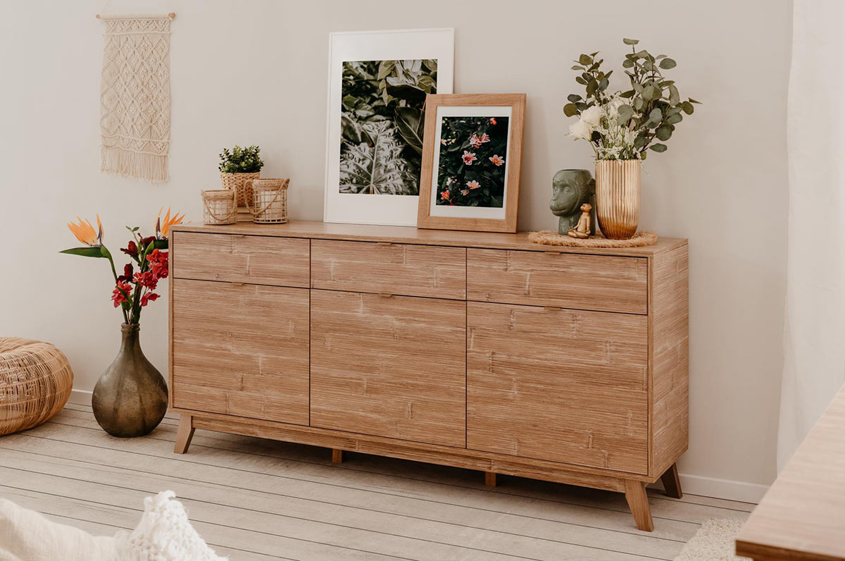 Credenza di design in finitura bamboo con tre ante e tre cassetti 