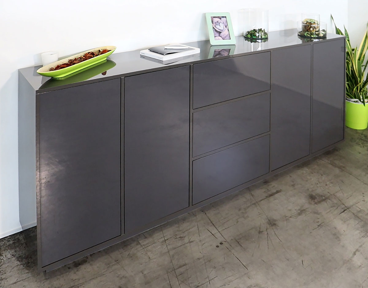 Madia in appoggio antracite laccata lucida con due ante e tre cassetti