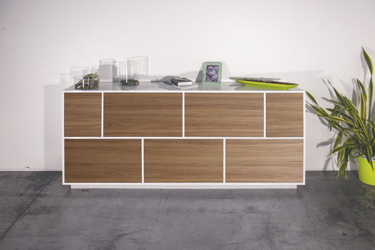 Credenza moderna con cinque ante a ribalta e due ante battenti, noce caracalla e bianco laccato lucido