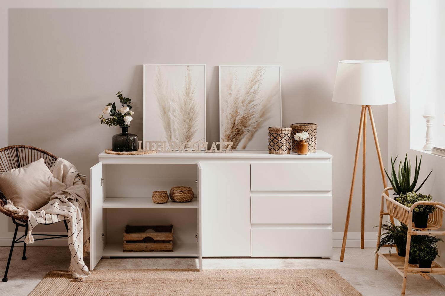 Madia in finitura bianca opaca in stile scandinavo, tre ante e tre cassetti