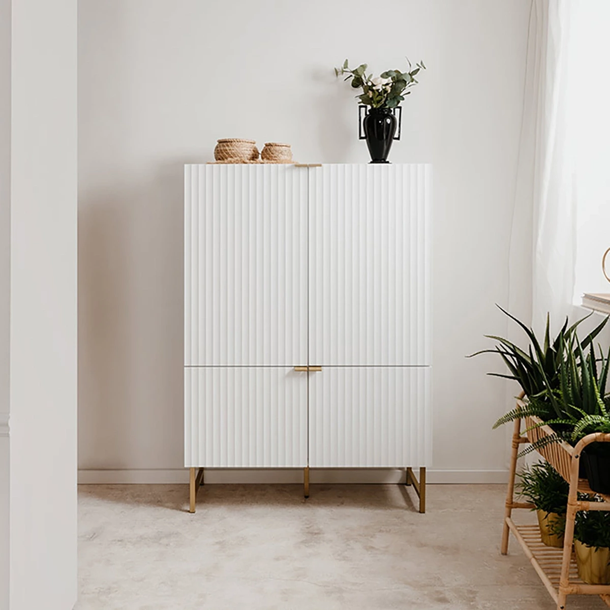 Madia contenitore alta moderna 2 ante, bianco opaco con dettagli dorati