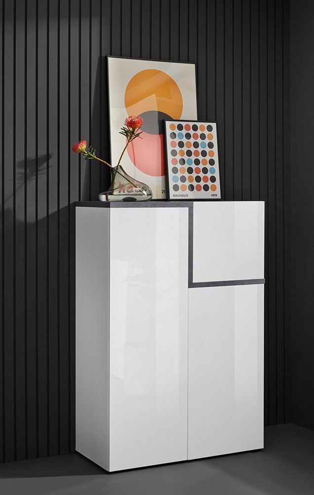 Madia alta con 3 ante in finitura bianco lucido, profili ardesia