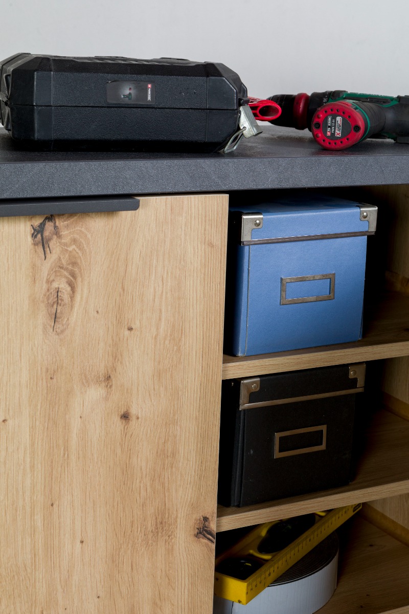 Madia multiuso con 4 ripiani interni, finitura Rovere chiaro e Grigio smoke 