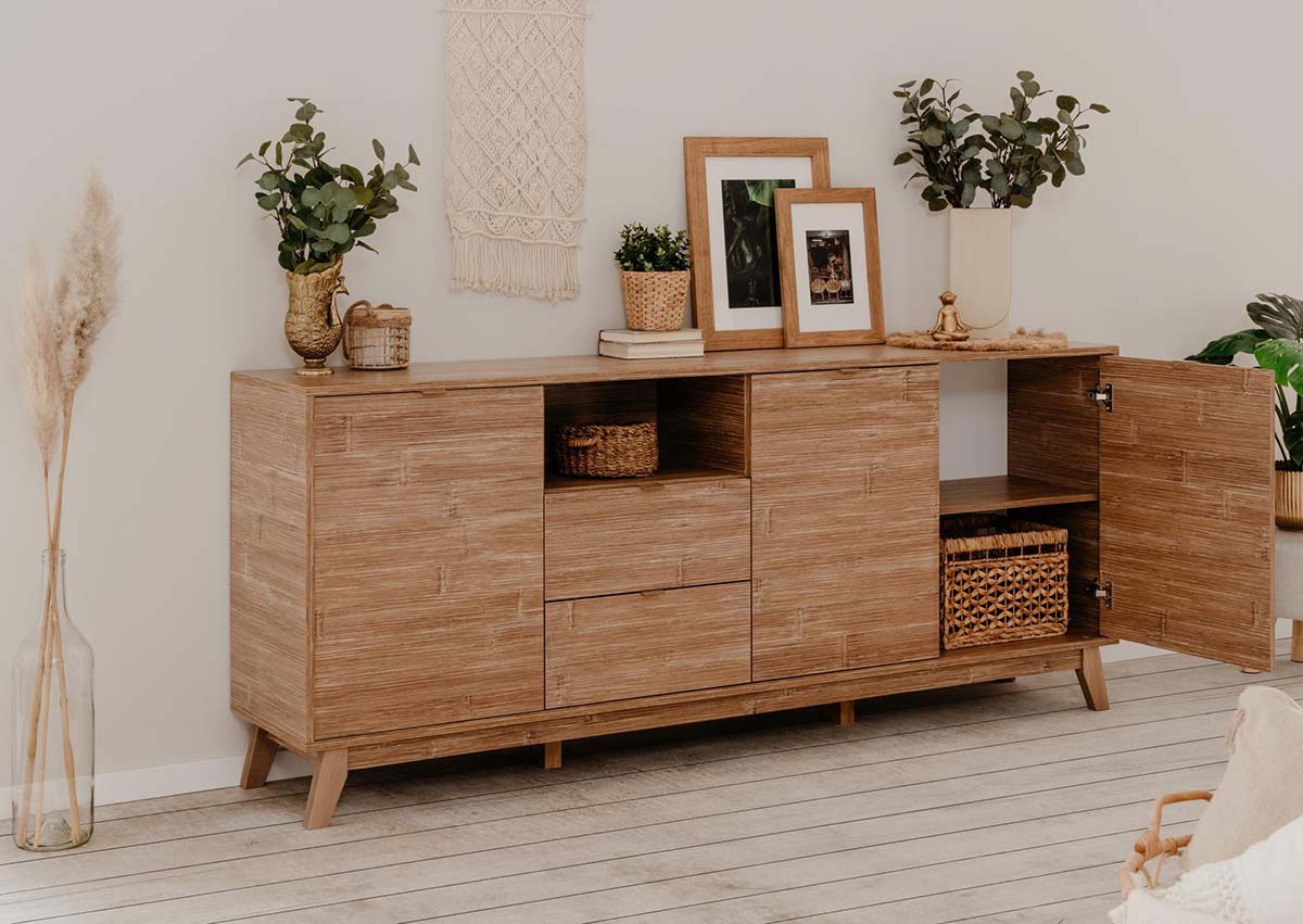 Madia di design in finitura bamboo con tre ante e tre cassetti 