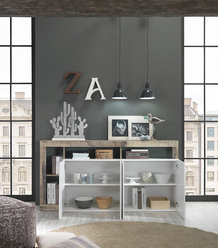 Madia a 4 ante con un ripiano in finitura bianco laccato lucido e pero