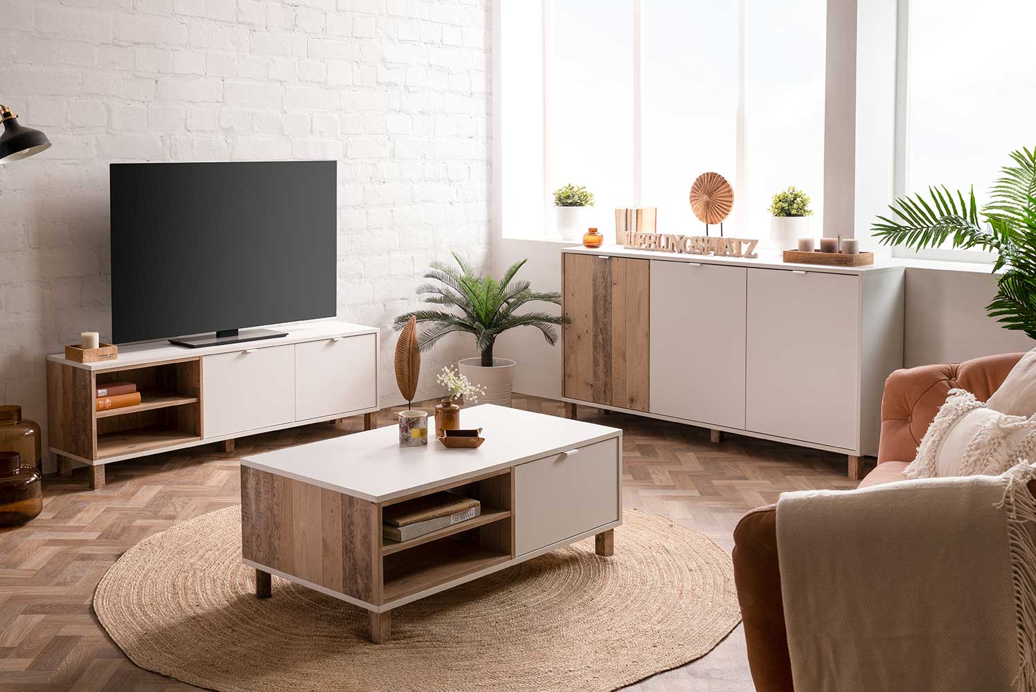 Soggiorno Kilsbo composto da un porta Tv, una madia e un tavolino in finitura Bianco opaco e Legno vecchio