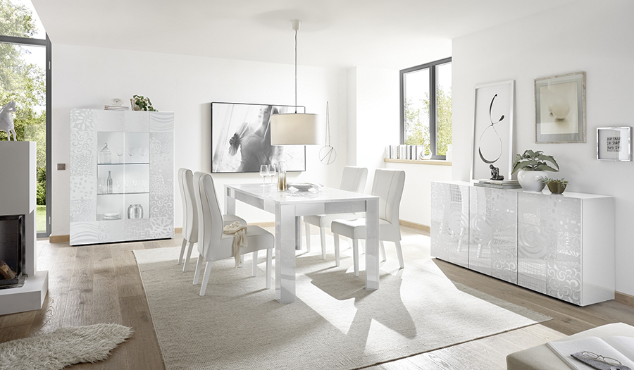 Sala completa di tavolo, madia 3 ante e vetrina in bianco laccato lucido serigrafato