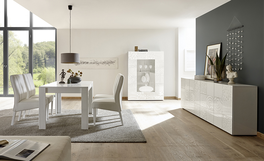Sala completa di tavolo, madia e vetrina in bianco laccato lucido serigrafato