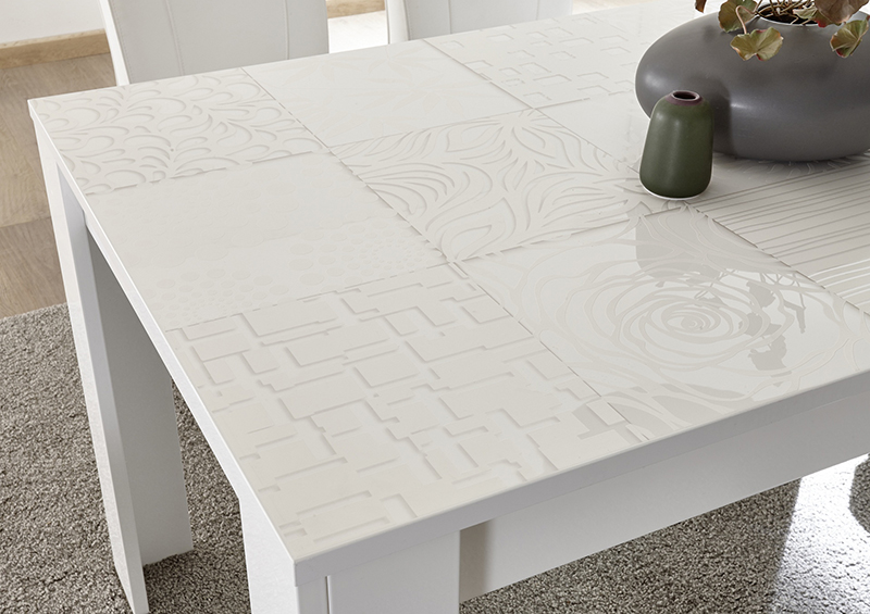 Sala completa di tavolo, 1 madia con 2 cassetti e 1 madia 2 ante in bianco laccato lucido serigrafato