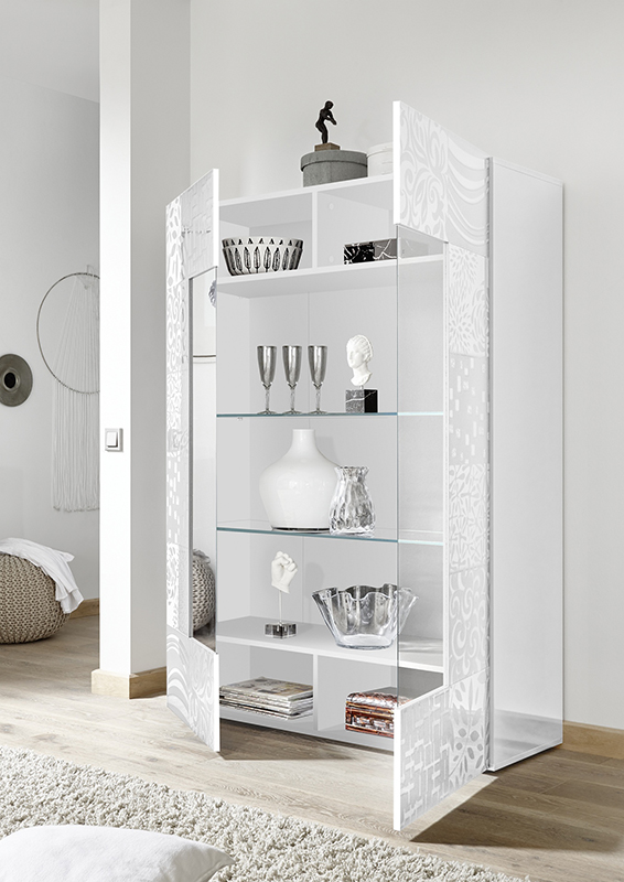 Sala completa di tavolo, madia e vetrina in bianco laccato lucido serigrafato