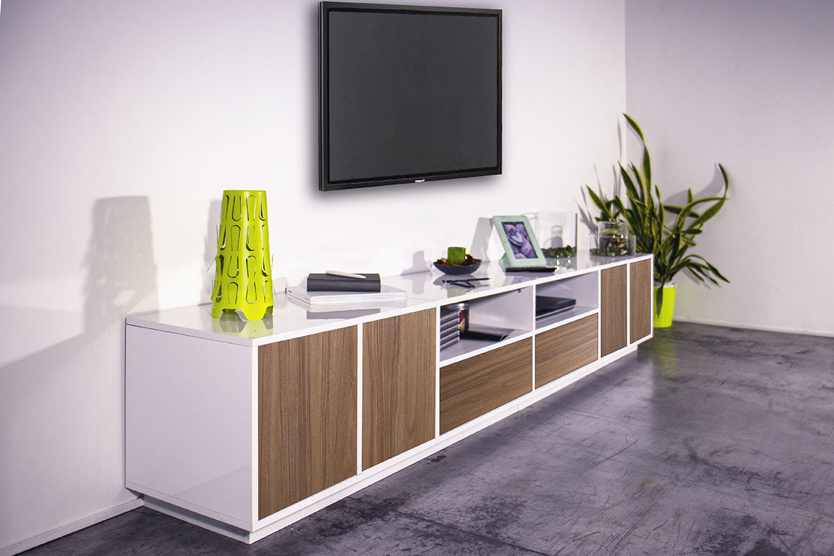 Mobile porta tv bicolore in finitura bianco laccato lucido e noce caracalla