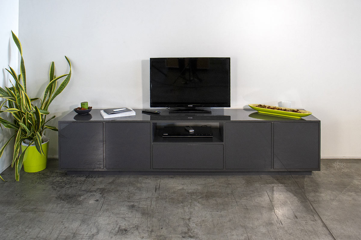Porta tv laccato lucido antracite con cassetto centrale e quattro ante laterali