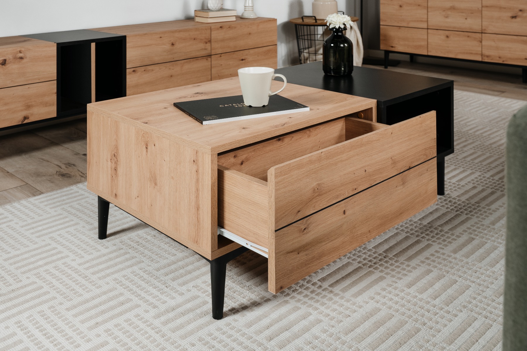 Tavolino moderno Glesborg con un cassetto e un ripiano in finitura Rovere e Nero carbone