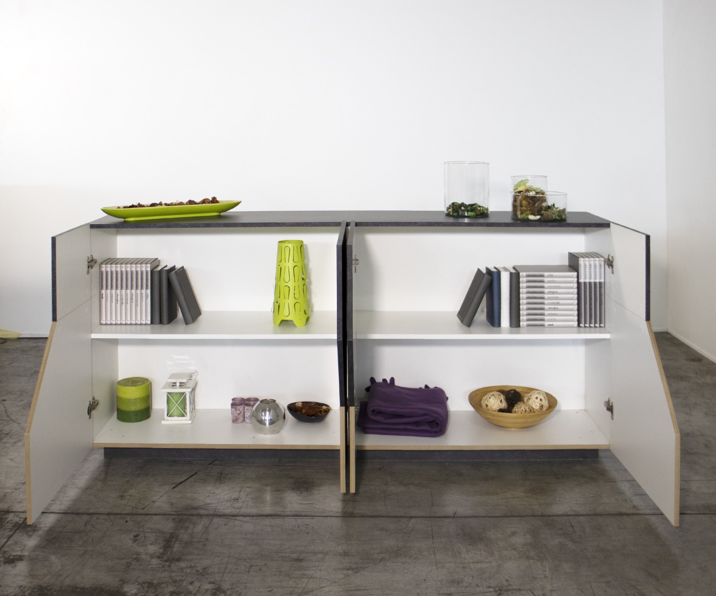 Economica Madia geometrica di design 4 ante, Ardesia e Pero